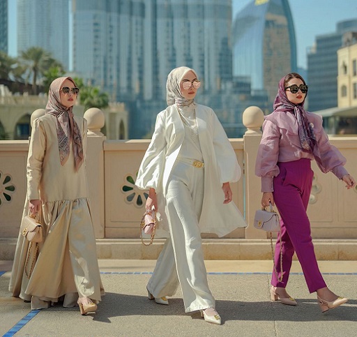  Indah Nada Puspita, dan Annalisa Widyaningrum dan Alodita yang turut menyaksikan pertunjukkan light show Buttonscarves di Dubai. (Foto: Dok. Instagram/@buttonscarves)
