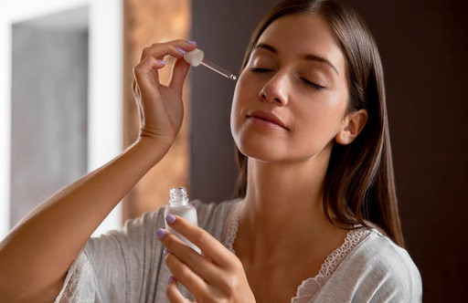 Sebagian besar serum wajah yang menghidrasi juga disematkan dengan Pro-Vitamin B5. (Foto: Ilustrasi. Dok. Freepik.com)
