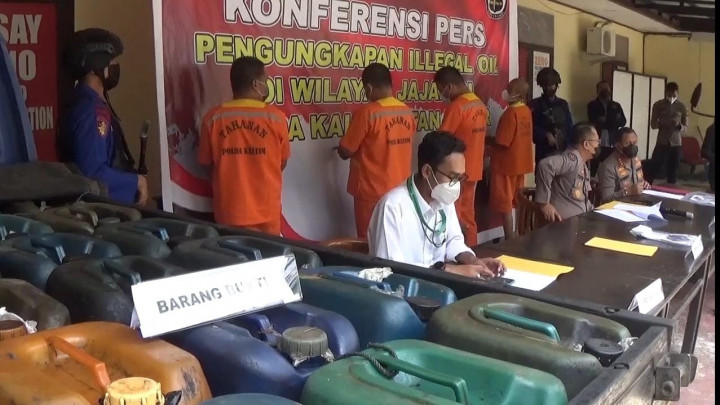 Polda Kaltim Bongkar Penimbunan 1,4 Ton Solar Bersubsidi