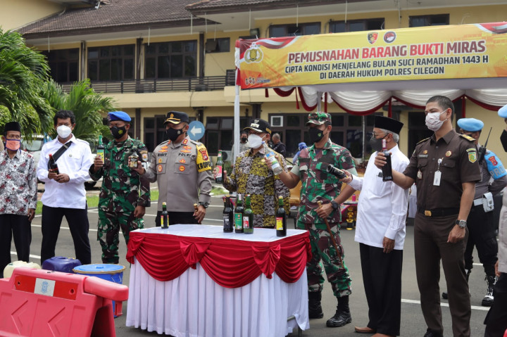 Jelang Ramadan, Polres Cilegon Musnahkan Ribuan Botol Miras