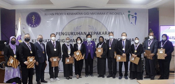 4 Guru Besar FKG UI Raih Gelar Kepakaran dari PB PDGI