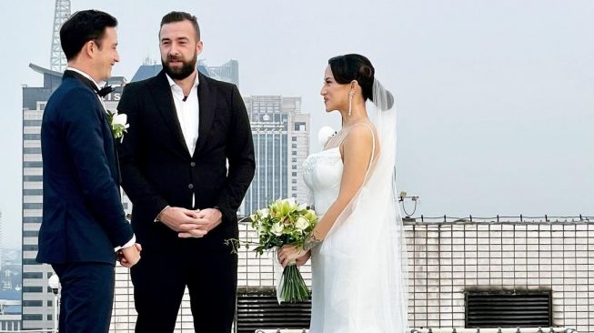 Mike Lewis Resmi Menikah Lagi, Ini Sosok Istri Barunya