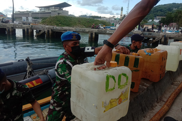 5,5 Ton Minyak Tanah Ilegal Disita di Perairan Labuan Bajo