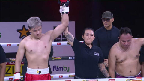 Tanding Tinju, Azka Corbuzier Menang TKO Lawan Vicky Prasetyo