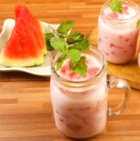 Buat minuman es semangka dengan susu yuk buat nanti buka puasa. (Foto: Dok. Endeus TV)