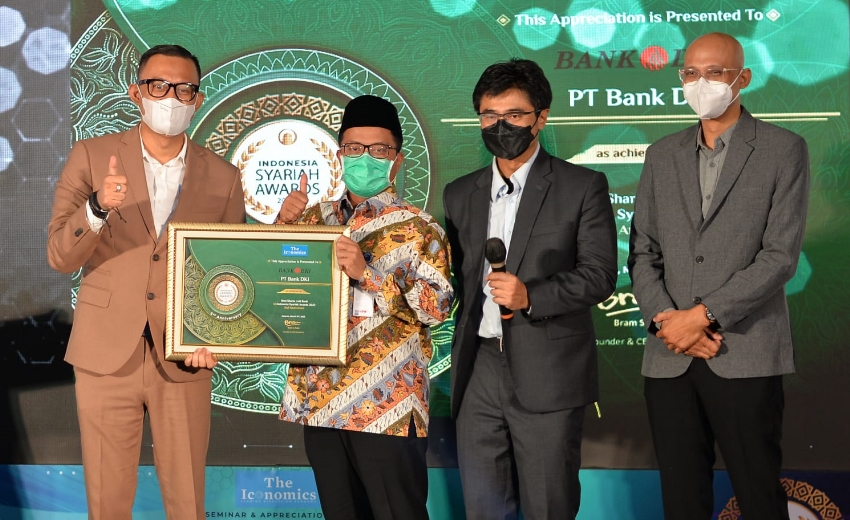 UUS BAnk DKI menerima penghargaan kategori Best Syariah Unit Business oleh The Iconomics pada 2nd Indonesia Syariah Award 2022, Kamis, 31 Maret 2022.