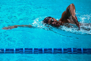 Sikap kepala ketika pengaturan nafas saat berenang dengan menggunakan gaya bebas adalah