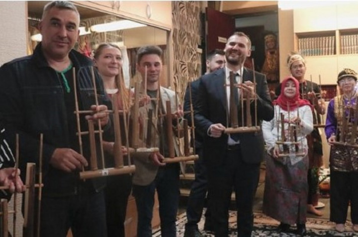 Penampilan Budaya RI Hiasi Kegiatan Amal untuk Pengungsi Ukraina di Rumania