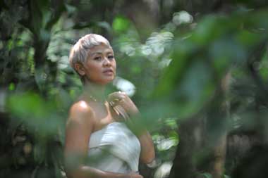 Dira Sugandi Bawakan Satu Cinta Karya Candra Darusman