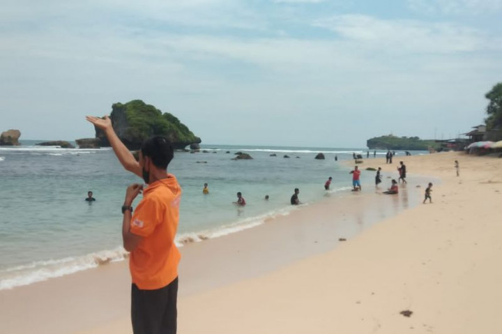 Ombak Tinggi, Tim SAR Awasi Tradisi <i>Padusan</i> di Gunung Kidul