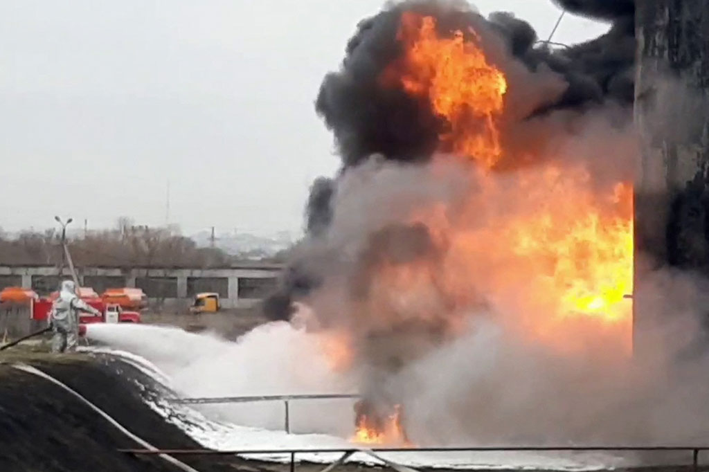 Helikopter Ukraina Serang Depot Bahan Bakar di Rusia