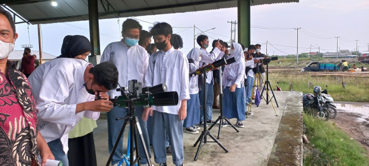 <I>Rukyatul Hilal</I> di Cirebon Gunakan Teropong Karya Siswa SMA