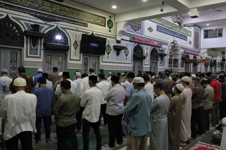 Suasana Salat Tarawih Hari Pertama di Masjid Al-Azhar Jakarta