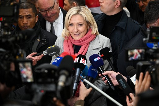 Tokoh Sayap Kanan, Le Pen Kejar Macron dalam Pilpres Prancis