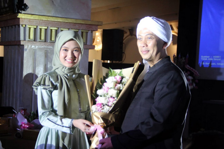 Prihatin Penyanyi Muda Jarang Nyanyikan Lagu Religi, Opick Gaet Rhana Haura