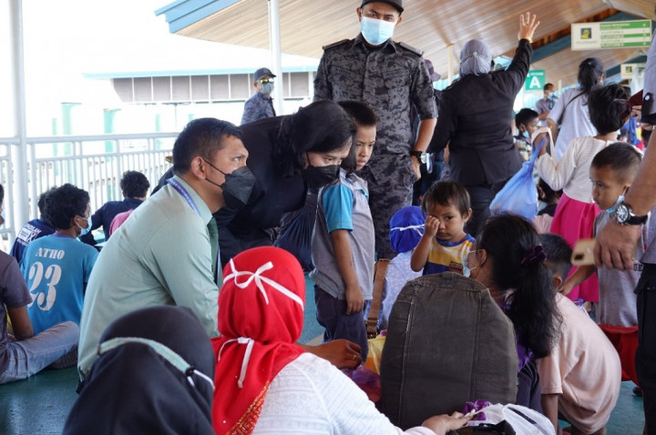 KRI Tawau Kawal Pemulangan 236 WNI yang Dideportasi Pemerintah Malaysia