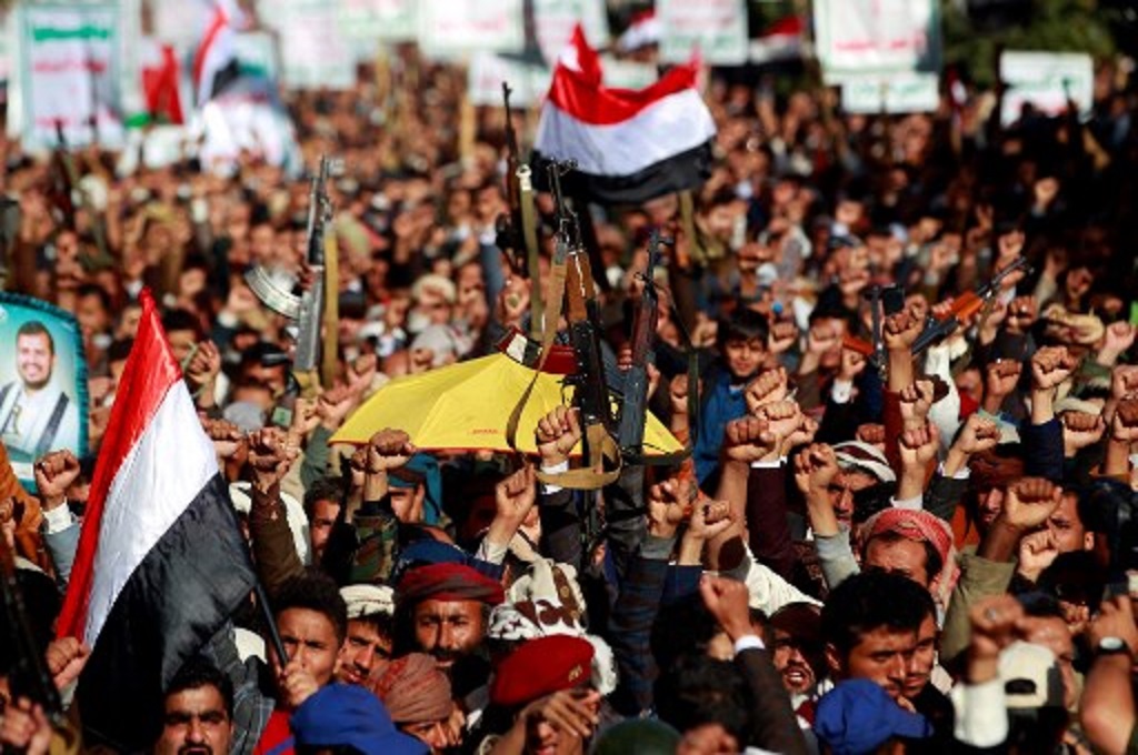 Para pendukung Houthi berkumpul di Sanaa, Yaman, 21 Januari 2022. (MOHAMMED HUWAIS / AFP)