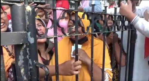 Ratusan Warga Probolinggo Kena <i>PHP</i> Antrean Minyak Goreng Murah