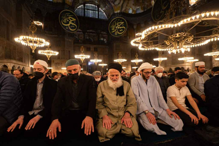 Foto Terpopuler: Salat Tarawih Kembali Digelar di Masjid Hagia Sophia hingga Hasil Undian Grup Piala Dunia Qatar 2022