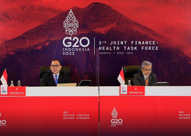  Staf Ahli Bidang Ekonomi Makro dan Keuangan Internasional Wempi Saputra (kiri), Sekretaris Jenderal Menteri Kesehatan RI Kunta Wibawa (kanan) dalam Pertemuan the 3rd G20 Joint Finance and Health Task Force (JFHTF) - - Foto: Panitia Presidensi G20