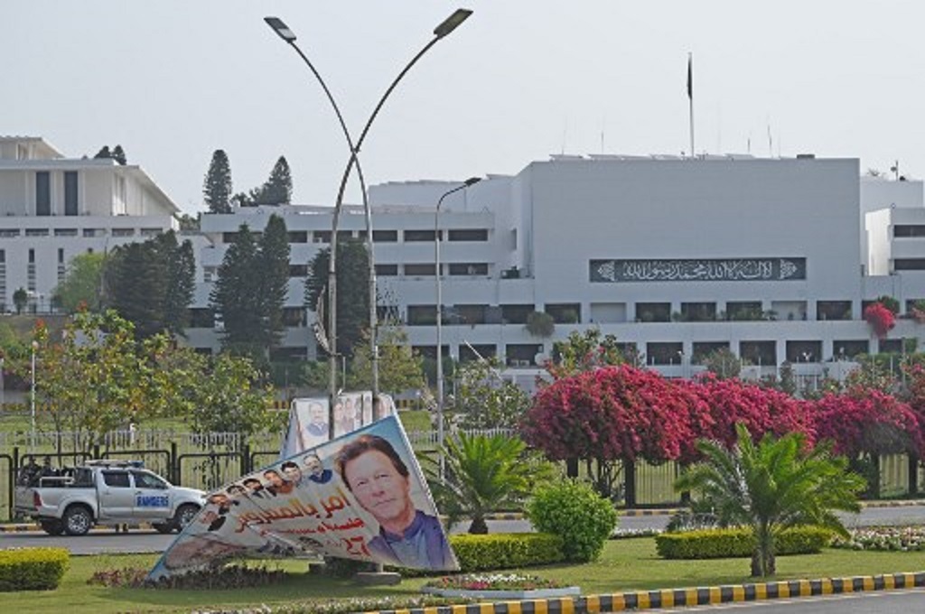 Spanduk bergambar PM Pakistan Imran Khan berada di dekat gedung parlemen di Islamabad, 3 April 2022. (Aamir QURESHI / AFP)
