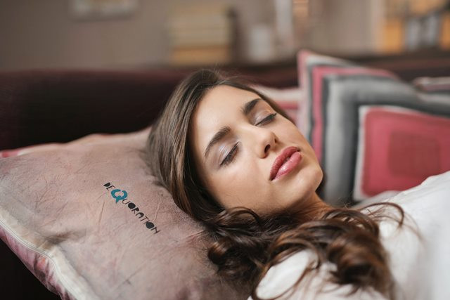 Ini arti berbeda pada orang yang berkeringat saat tidur. (Foto: Ilustrasi/Pexels.com)