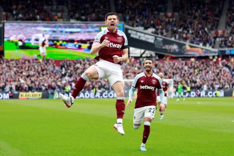 Selebrasi gol pemain West Ham United Aaron Cresswell. (Action Images via Reuters/PETER CZIBORRA)