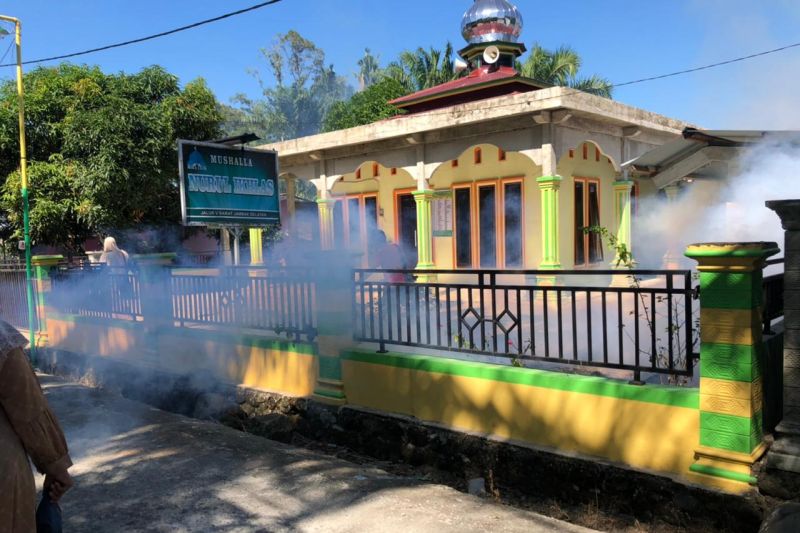 Dinas Kesehatan Pasaman Barat saat melakukan fogging atau pengasapan di Jambak Jalur 5 karena adanya kasus DBD yang menyebabkan seorang warga meninggal dunia. ANTARS/dokumen