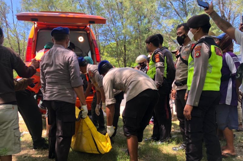 Proses evakuasi tubuh korban oleh petugas kepolisian Polsek Denpasar Selatan, Minggu (03/04/2022). ANTARA/HO-Polsek Denpasar Selatan. (Antara/Ayu Khania Pranisitha/2022)