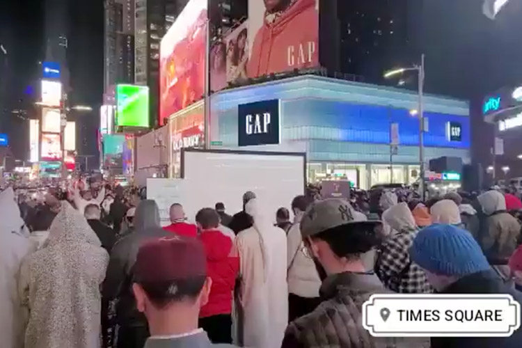 Salat Tarawih pertama di Times Square, New York, Amerika Serikat. Foto: Gulf Today