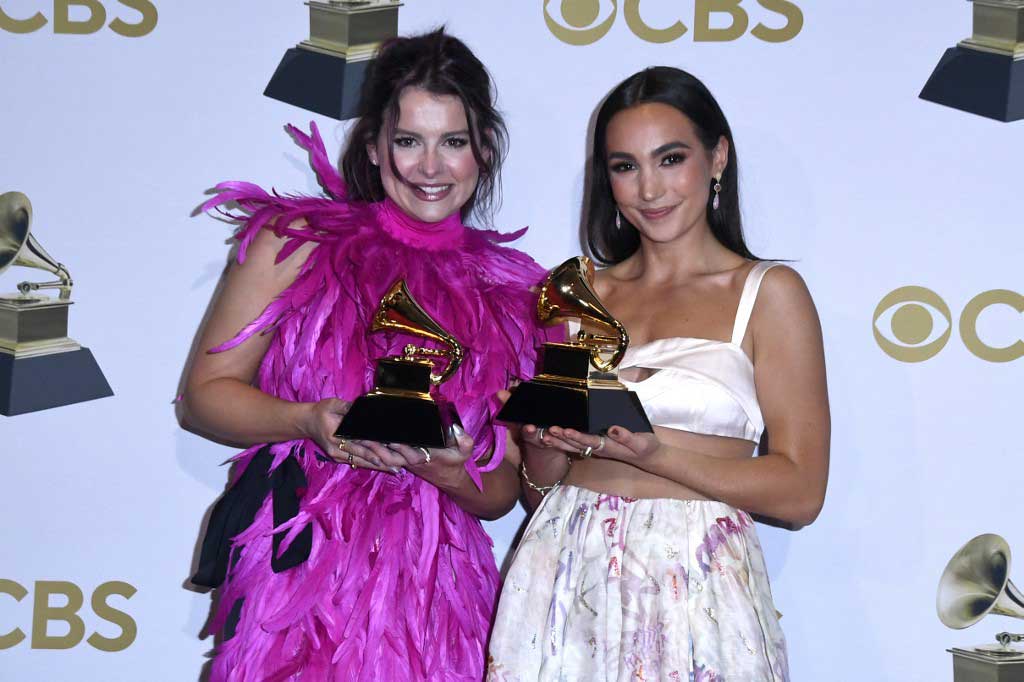 Abigail Barlow dan Emily Bear meraih piala Album Teater Musikal Terbaik Grammy Awards ke-64 untuk album The Unofficial Bridgerton Musical. (Foto: AFP)