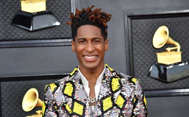 Jon Batiste Sabet 4 Piala Grammy Awards 2022