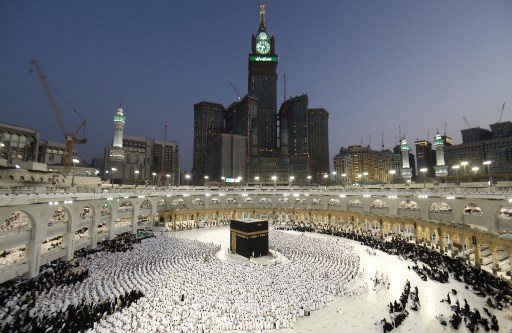 Umat Muslim kembali menjalani ibadah di Mekkah, Arab Saudi. Foto: AFP