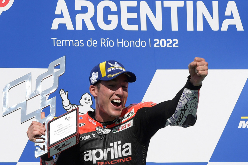 Selebrasi Aleix Espargaro Usai Raih Kemenangan Perdana di MotoGP