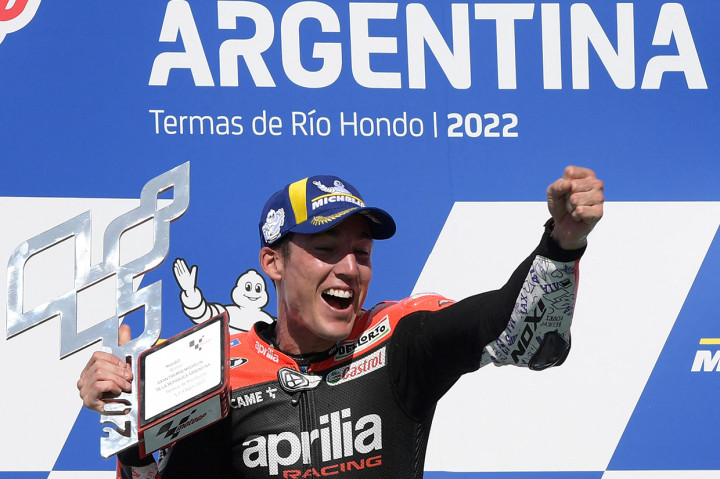 Selebrasi Aleix Espargaro Usai Raih Kemenangan Perdana di MotoGP