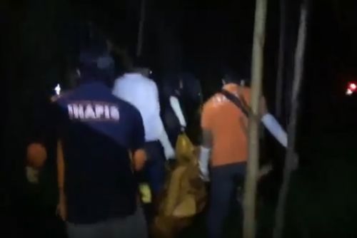 Petugas mengevakuasi jasad perempuan yang mengembang di Sungai Brantas Tulungagung/metrotv