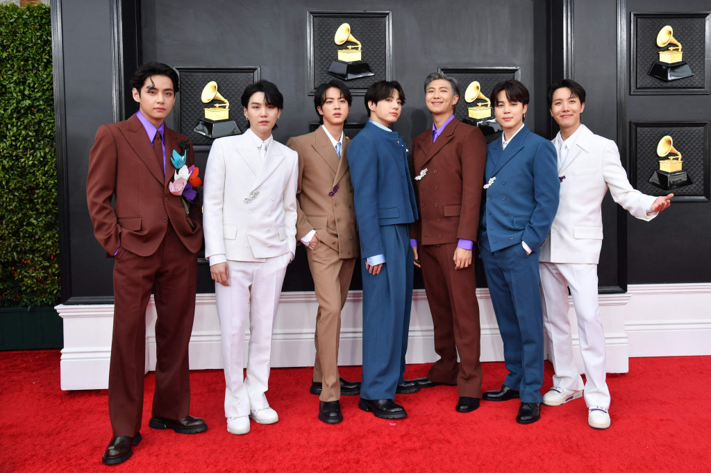 BTS Tampil Lengkap di Red Carpet Grammy Awards 2022