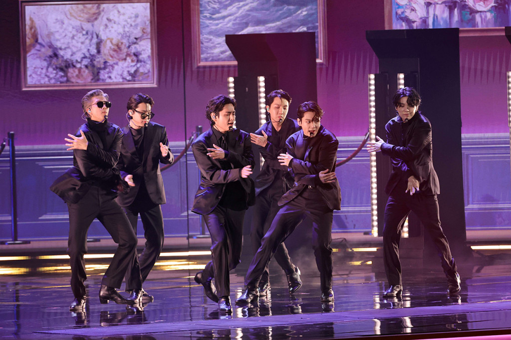 Tampil Memukau di Panggung Grammy Awards 2022, BTS Bawakan 'Butter'