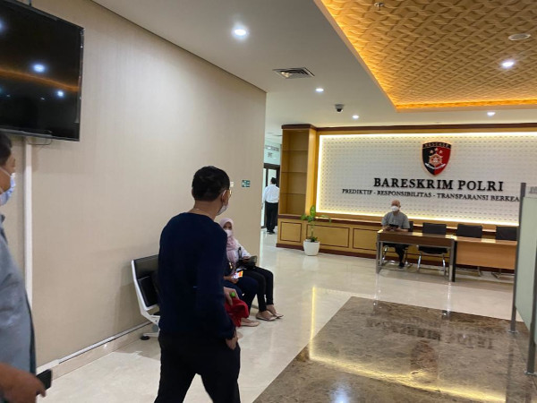 Fakar Suhartami Pratama alias Fakarich, guru tersangka kasus investasi bodong trading binary option lewat aplikasi Binomo, Indra Kesuma alias Indra Kenz memenuhi panggilan polri. Medcom.id/Yona