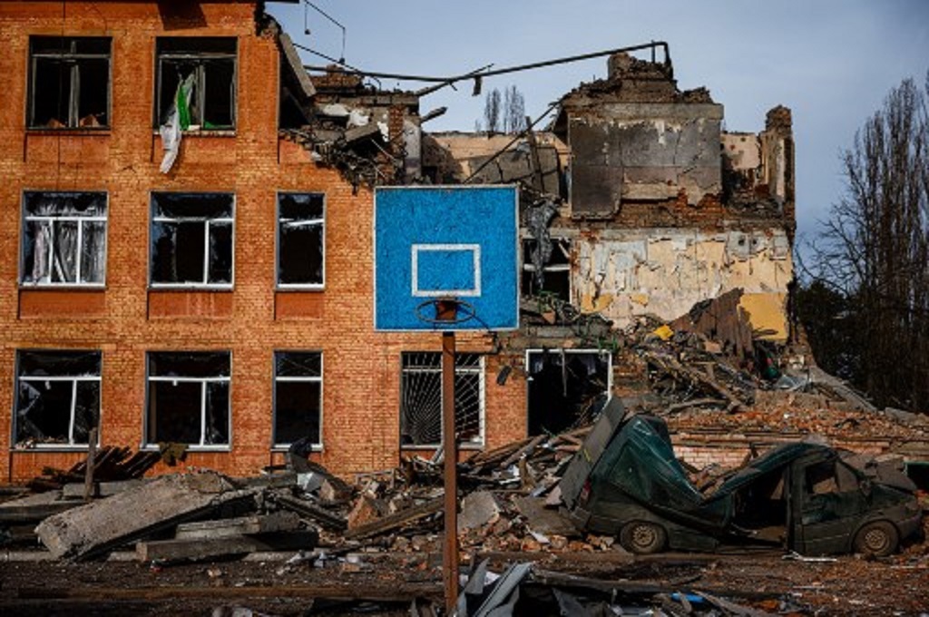 Salah satu bangunan yang rusak akibat serangan Rusia di kota Chernihiv, Ukraina. (AFP)