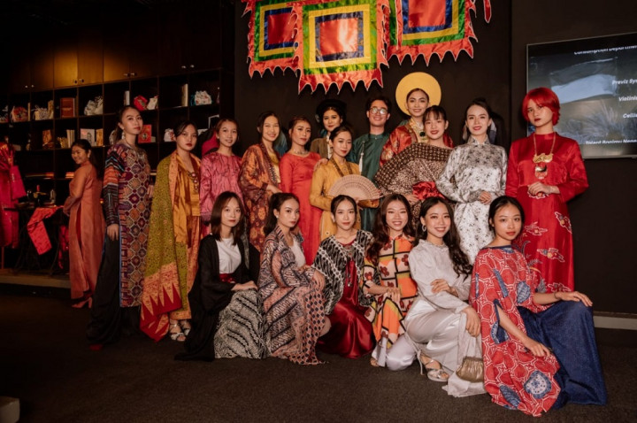 Perpaduan Batik dan Ao Dai Meriahkan Pembukaan 'Batik Week' di Vietnam