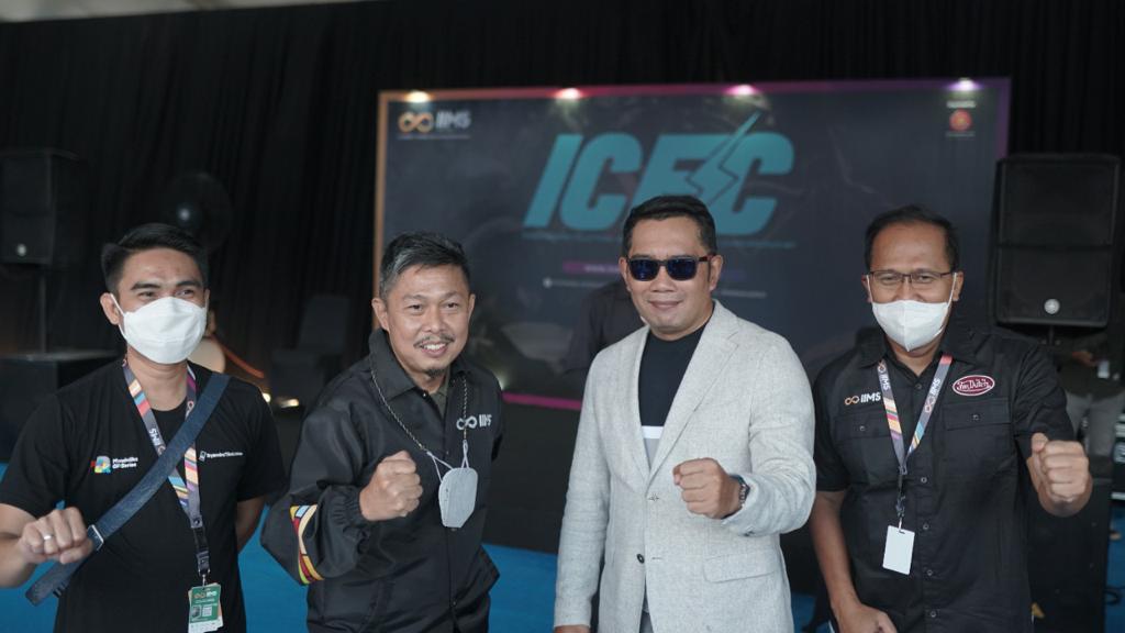 Ridwan Kamil (jaket biru) datang ke IIMS 2022. Dyandra Promosindo