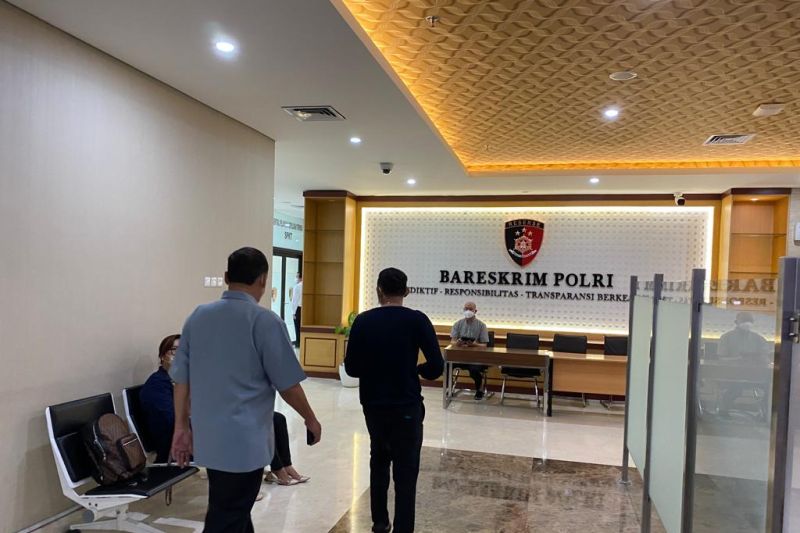Fakarich tiba di Gedung Bareskrim Polri sekitar pukul 11.17 WIB. Kedatangannya hampir luput dari peliputan wartawan. (ANTARA/HO-Igman Ibrahim)