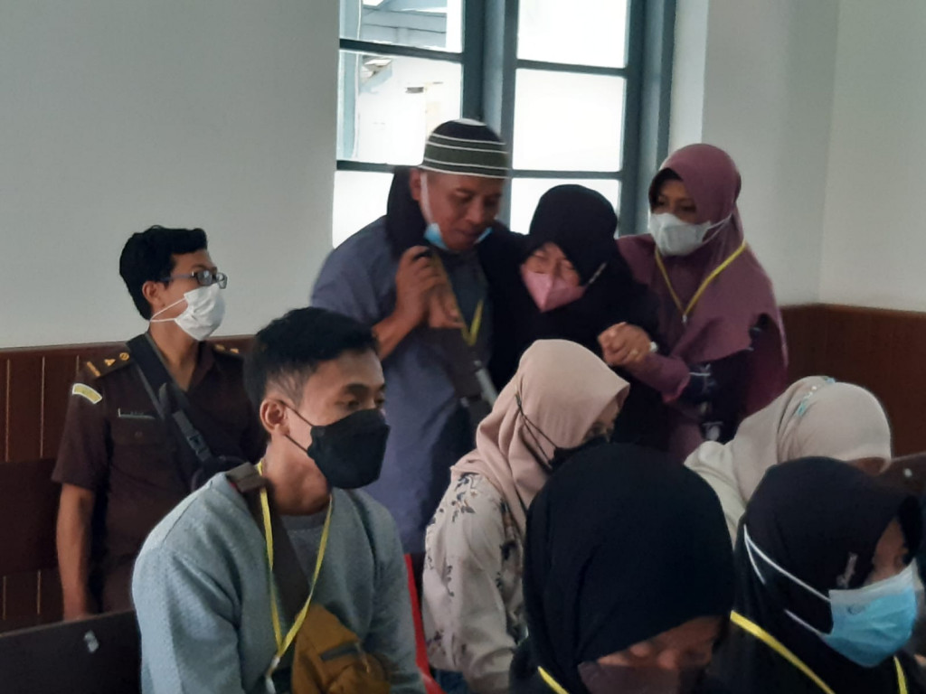 Ibu korban Gilang Endi Saputra terlihat syok dan menangis kemudian meninggalkan ruang sidang saat Hakim membacakan kronologi peristiwa yang merenggut nyawa putranya. Medcom.id/ Triawati