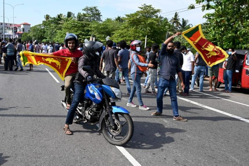 Warga Sri Lanka turun ke jalan menentang pemerintah. Foto: AFP