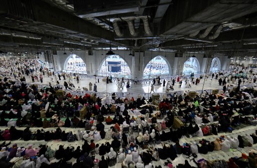 Warga melakukan salat Tarawih di Mekkah, Arab Saudi. Foto: AFP