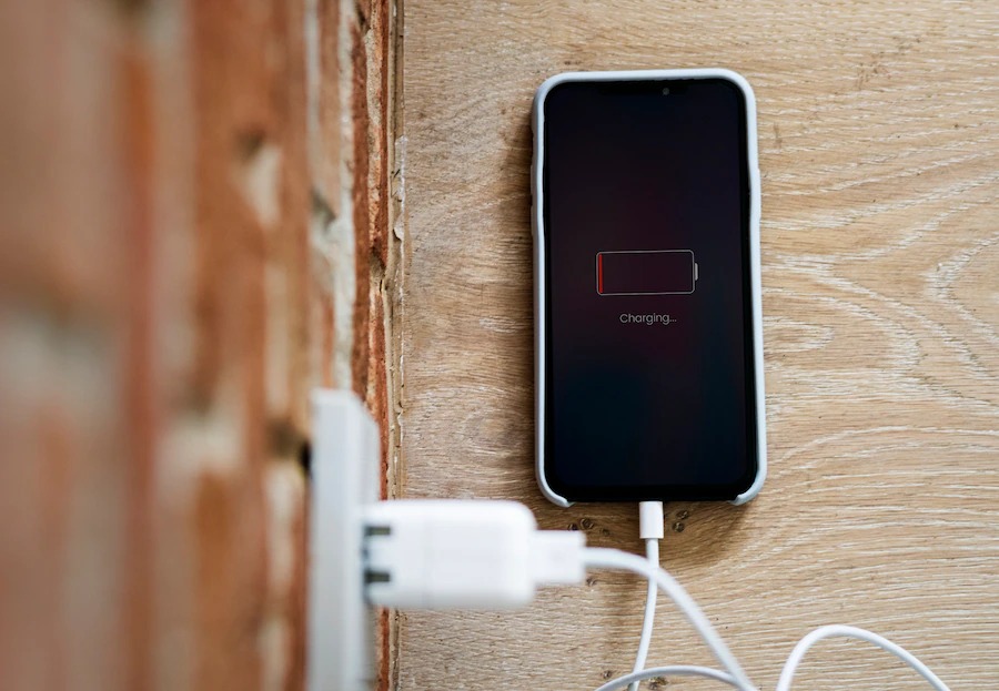 Ilustrasi pengisian daya baterai HP. Freepik