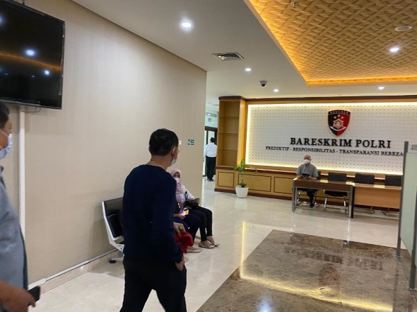 Fakar Suhartami Pratama alias Fakarich, guru tersangka kasus investasi bodong trading binary option lewat aplikasi Binomo, Indra Kesuma alias Indra Kenz memenuhi panggilan polri. Medcom.id/Yona