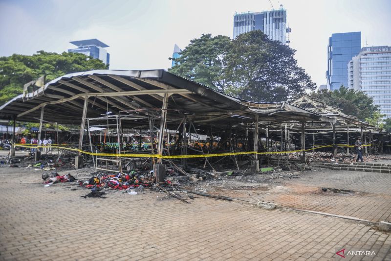 Pedagang melihat kondisi puing-puing kios pascakebakaran di kawasan Monas, Jakarta, Kamis (31/3/2022). . BRANDA ANTARA FOTO/Galih Pradipta/tom. 