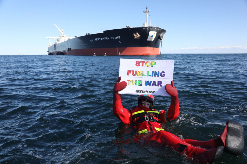 Greenpeace Cegat Kapal Tanker Pertamina Pembawa Minyak dari Rusia